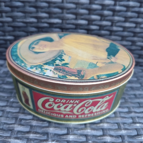 1988 Coca Cola Oval Tin Box - Picture 2 of 8
